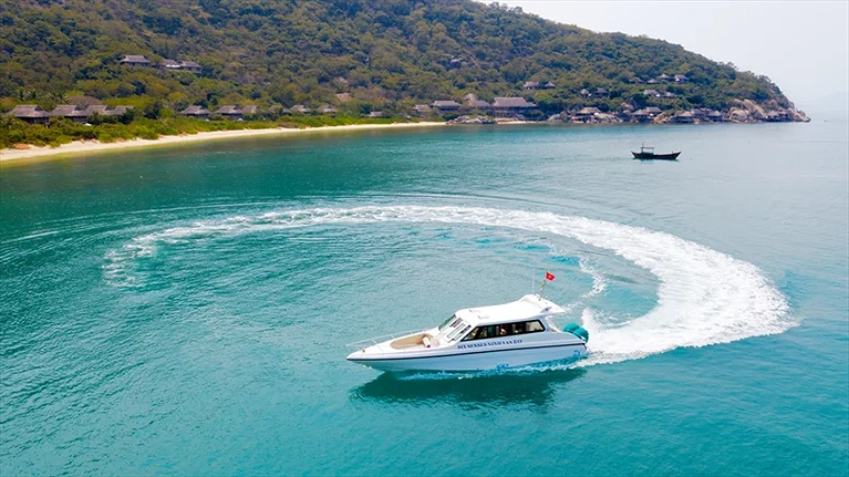 Tàu cao tốc đưa du khách vượt qua hải trình trên biển để đến với "Viên ngọc ẩn mình"