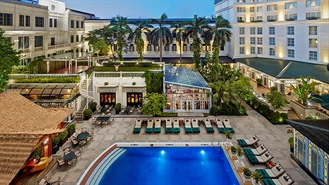 Khuôn viên bể bơi ngoài trời