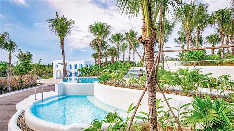 A round the world - Khu khoáng lâu đài bông (Khu công viên suối khoáng)