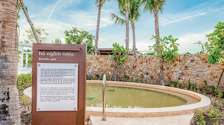 A round the world - Hồ ngâm với rượu (Khu công viên suối khoáng)