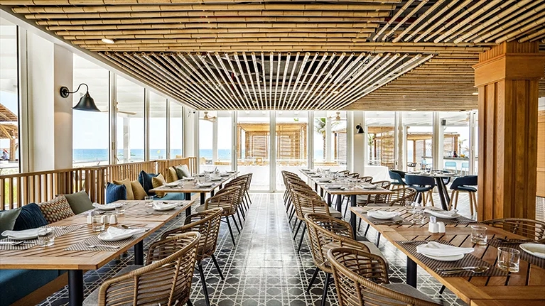 Nhà hàng Green & Grill trước bãi biển