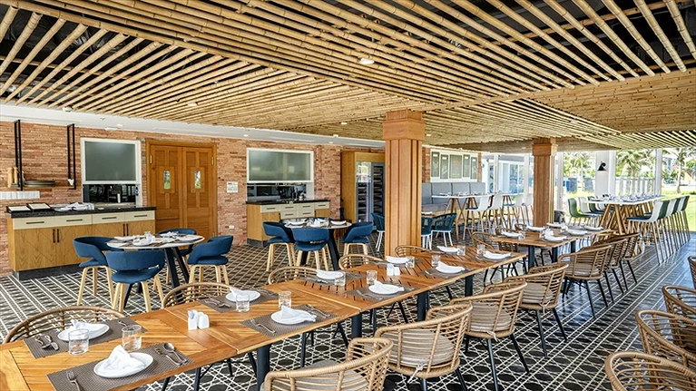 Nhà hàng Green & Grill trước bãi biển