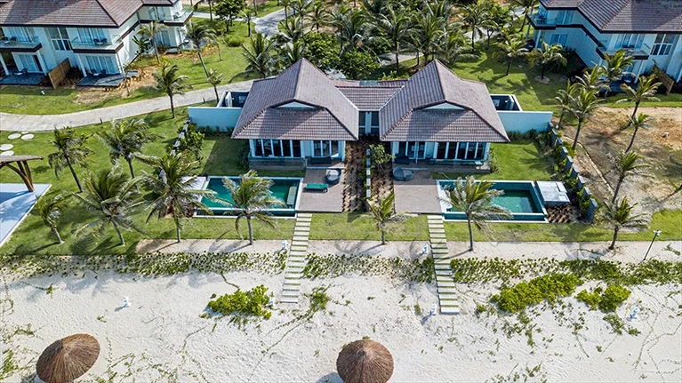 Đi kèm là hồ riêng trong khuôn viên