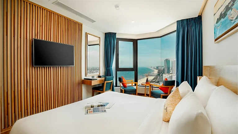 Superior Partial Sea View