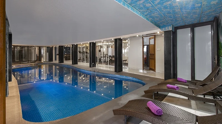 Hồ bơi nước ấm trong nhà