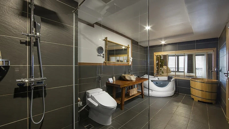 Phòng vệ sinh hiện đại của hạng phòng Suite