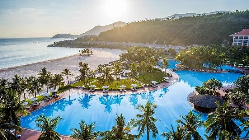 Hồ bơi trải dài ôm trọn bờ biển