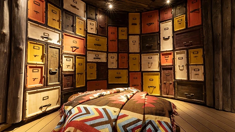 Được trang trí với hơn 600 hộc tủ đầy màu sắc