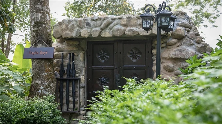 Cổng nhà Layla Qays