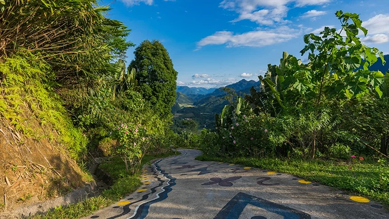 Con đường Thổ Cẩm trải dài