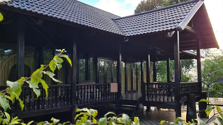 Được thiết kế với các cột gỗ và lấy cảm hứng từ ngôi nhà sàn