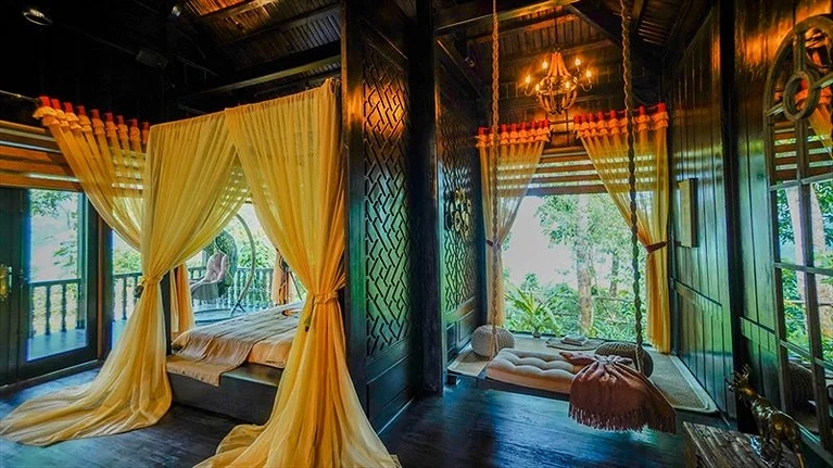 Và bao quanh bởi các lớp kính