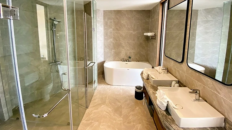 Ngâm mình thư giãn trong bồn tắm phòng Grand Suite