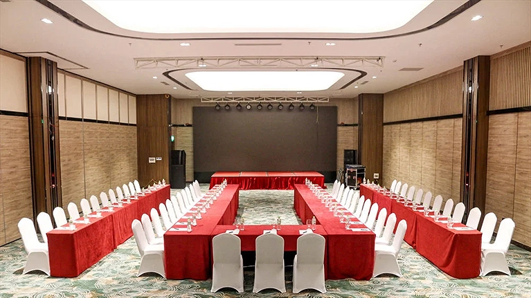 Phòng họp rộng rãi trang bị đầy đủ