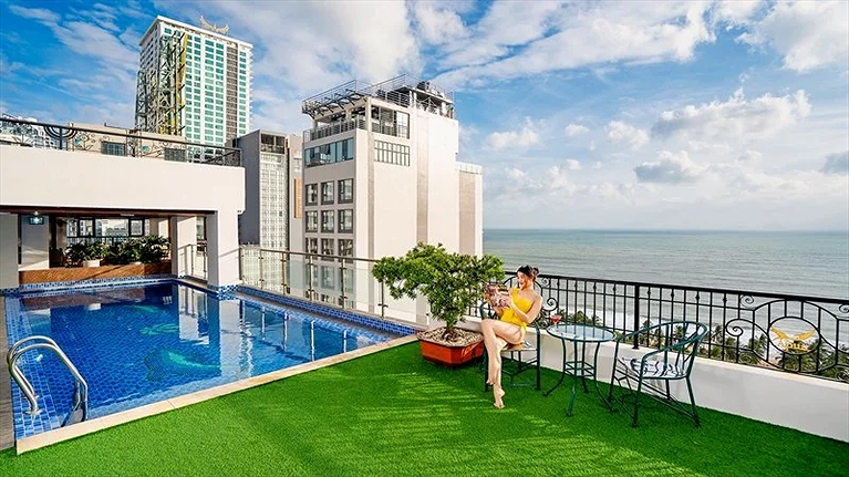 Hồ bơi tại tầng thượng