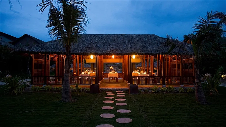 Nhà hàng Slope ấm cúng phù hợp cho cặp đôi