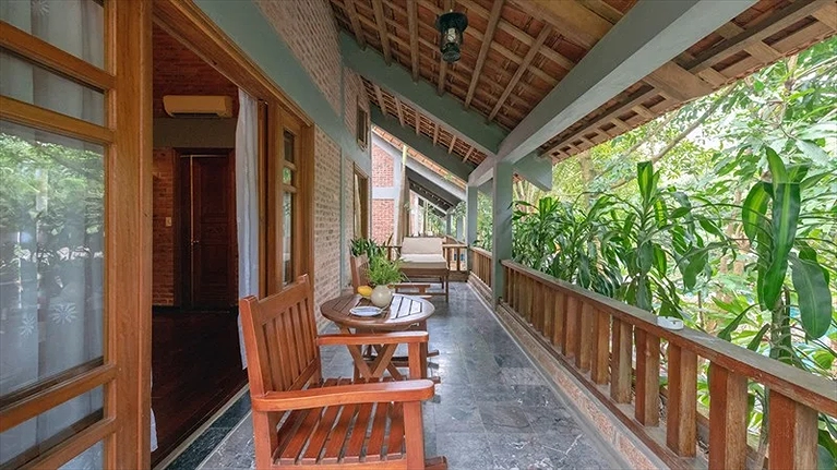 Ban công hướng vườn/hồ bơi của Honeymoon Bungalow