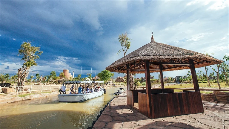 Trên hành trình kéo dài 15 phút trên sông, thuyền trưởng sẽ đưa bạn đi qua các khu vực cửa những cư dân