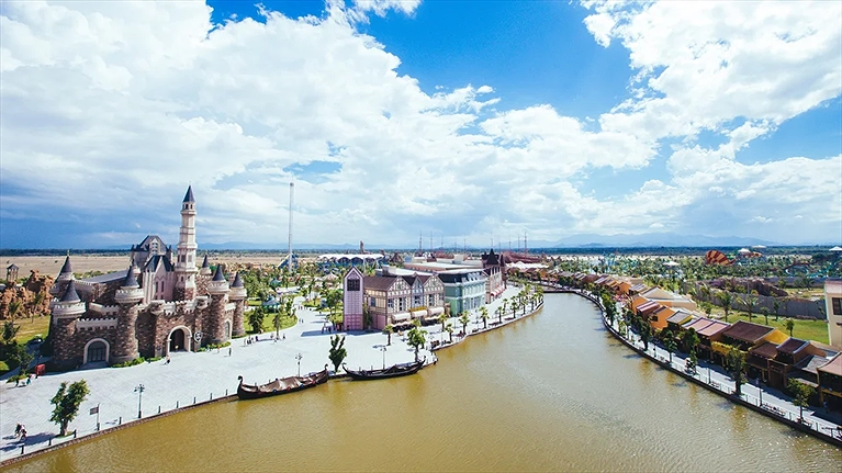 Bến Cảng Giao Thoa chào đón với dòng kênh mộng mơ, lãng đãng trôi giữa những ngôi nhà đầy màu sắc