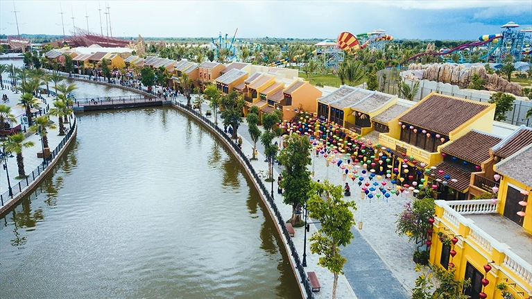 Du khách mục sở thị nét kiến trúc Đông - Tây kết hợp hài hoà