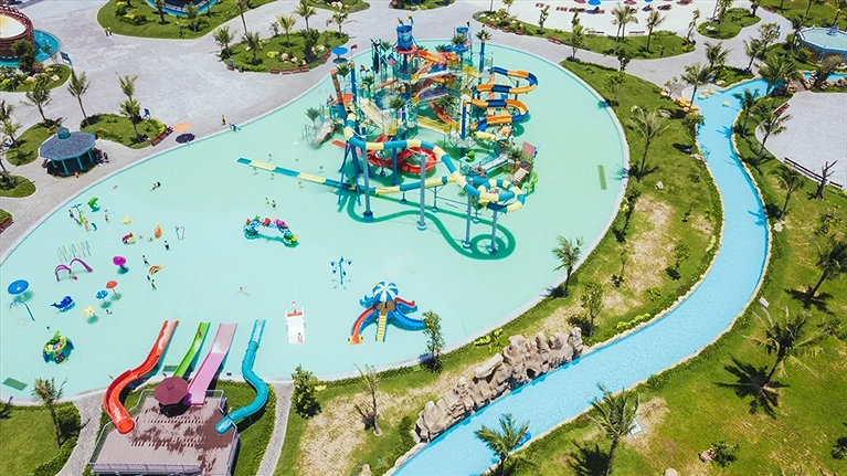 Thử thách lòng can đảm tại khu trò chơi cảm giác mạnh với những đường trượt nước mát lạnh