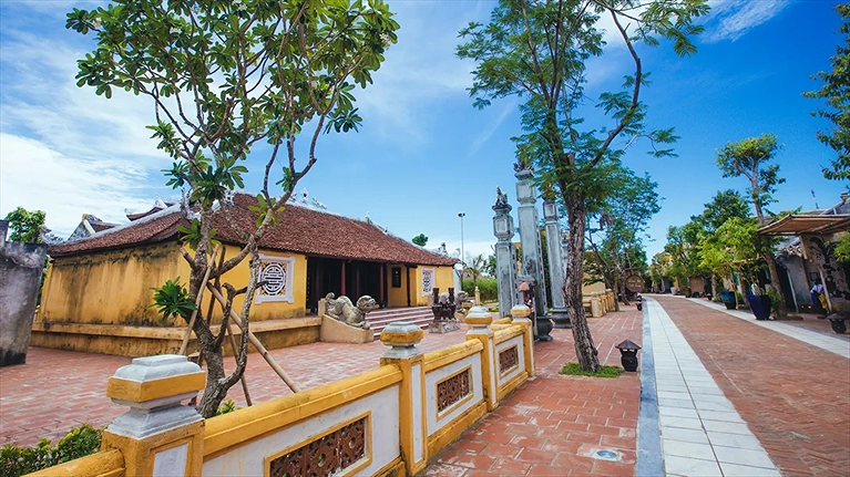 kiến trúc truyền thống của Việt Nam với mái đình đầu làng, nhà cổ 3 gian Bắc Bộ, nhà Rường Huế