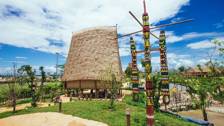 Thích thú bước chân lên 9 bậc cầu thang bé tí xíu mà cao vời vợi của nhà Rông