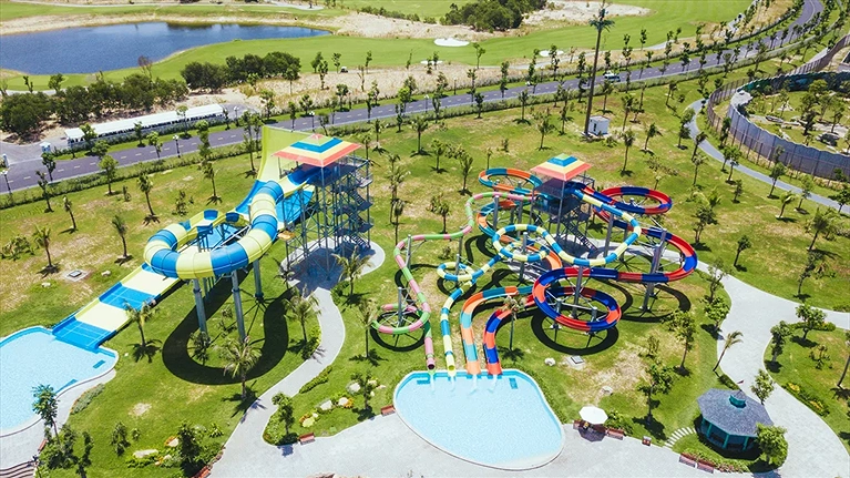 Những đường trượt cảm giác mạnh với sắc màu rực rỡ sẽ đem đến sảng khoái tột đỉnh