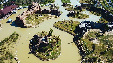 River Safari là một kiểu khu bảo tồn động vật hoang dã - nơi du khách có thể nhìn ngắm các loài thú trên thuyền