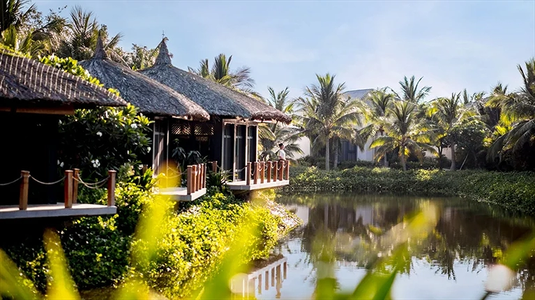 Chòi Spa du dương trên mặt hồ yên ả