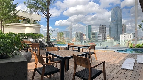 Quang cảnh  hồ ngâm jacuzzi tầng thượng