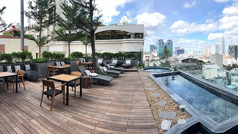 Quang cảnh  hồ ngâm jacuzzi tầng thượng