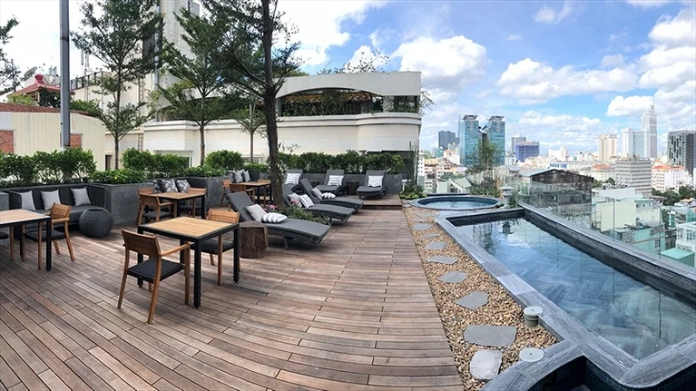 Quang cảnh  hồ ngâm jacuzzi tầng thượng