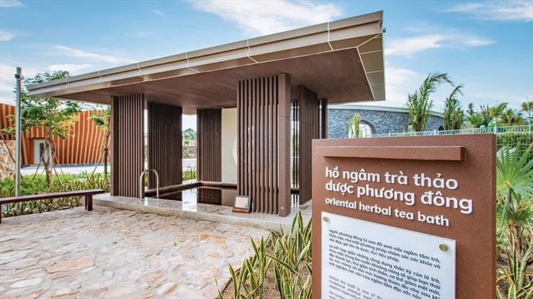 A round the world - Hồ ngâm với thảo dược (Khu công viên suối khoáng)