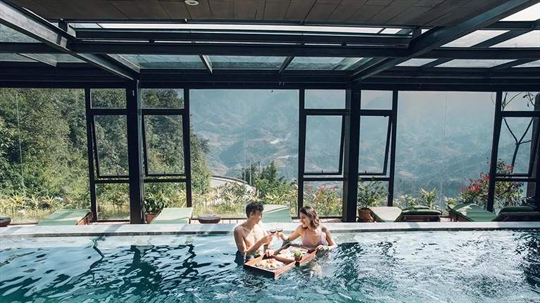 Hồ bơi nước ấm trong nhà với view thung lũng tuyệt đẹp