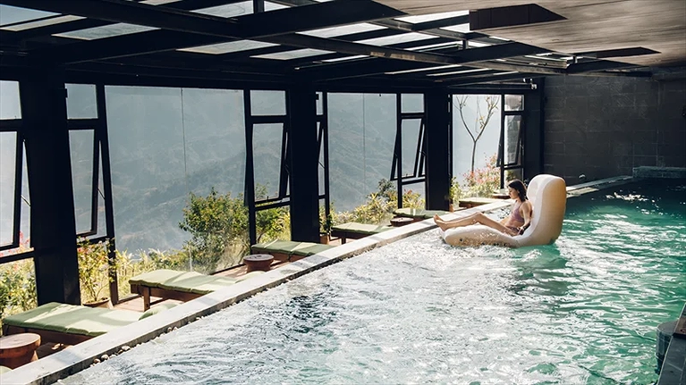 Hồ bơi nước ấm trong nhà với view thung lũng tuyệt đẹp