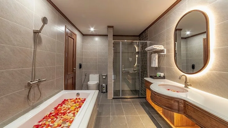 Executive Suite Bathroom