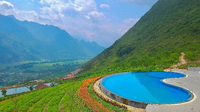 Hồ bơi ngoài trời