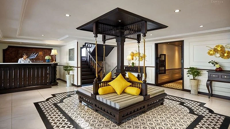 Quầy lễ tân mang đậm phong cách Đông Dương