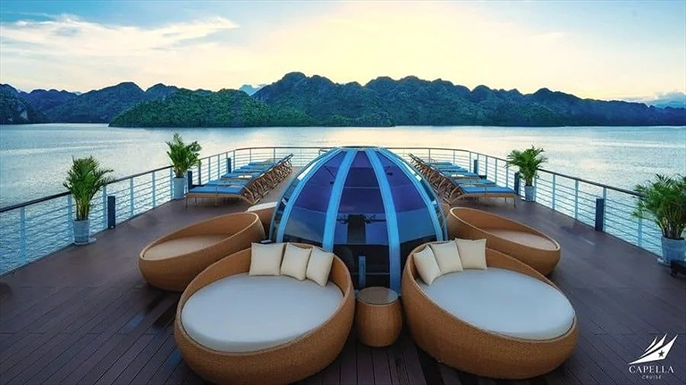 Thưởng thức ly cocktail và ngắm hoàng hôn trên Vịnh