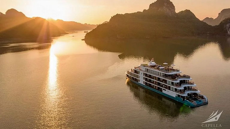 Toàn cảnh Du thuyền buổi sáng bình minh trên Vịnh