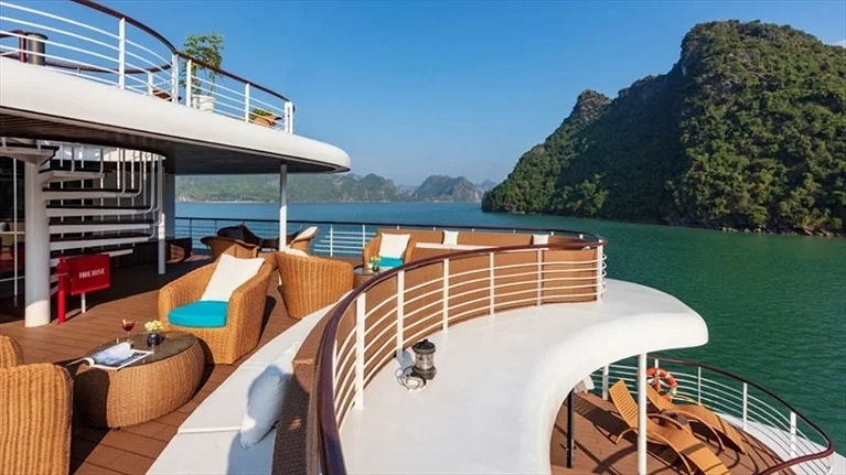 Ban công ngắm trọn vẻ đẹp Vịnh Lan Hạ