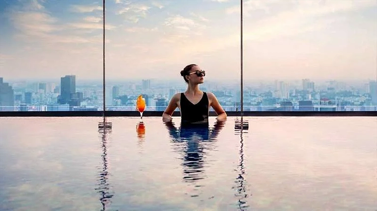 Bể bơi vô cực ngoài trời