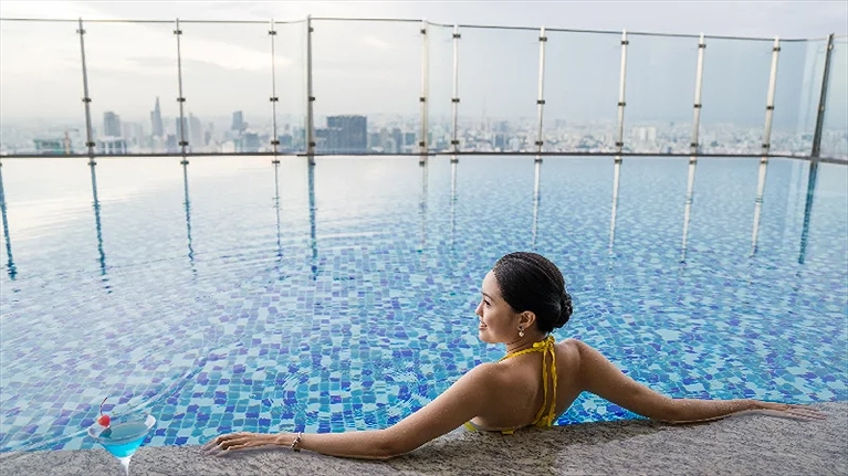 Bể bơi vô cực ngoài trời