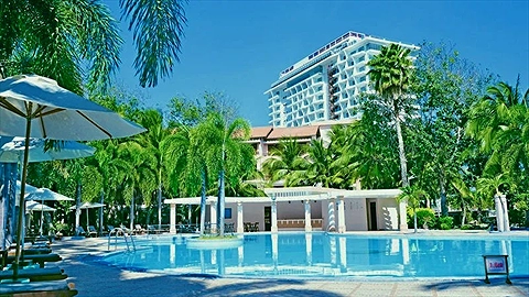 Quang cảnh hồ bơi