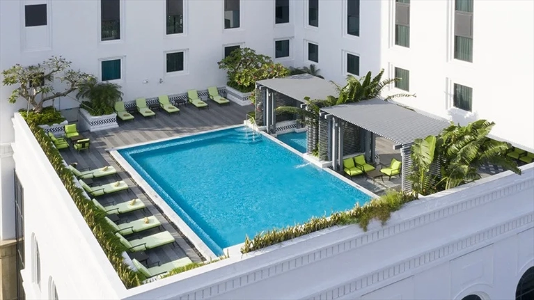 Quang cảnh hồ bơi