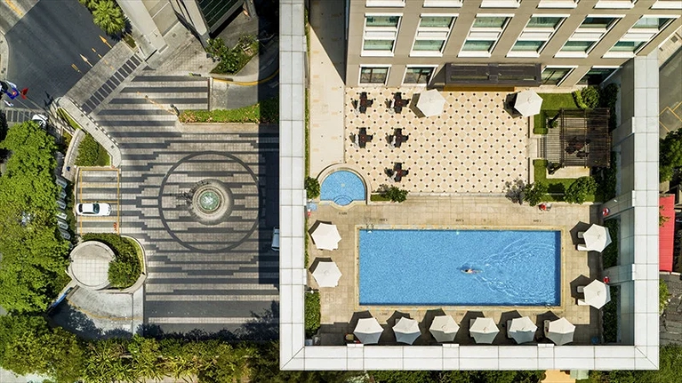 Quang cảnh hồ bơi