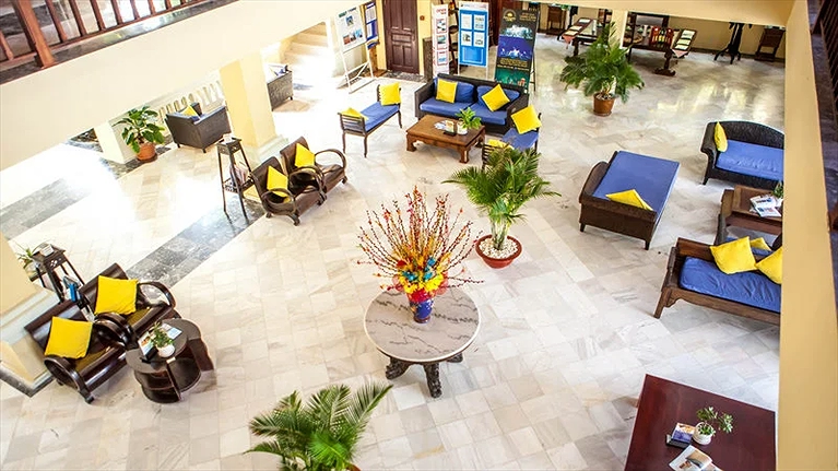 Khu vực sảnh bố trí đầy đủ ghế ngồi thoải mái