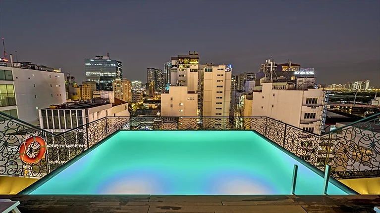 Hồ bơi sân thượng