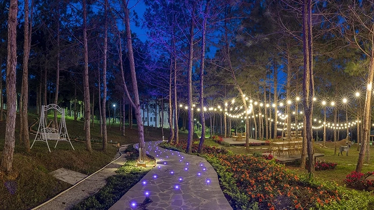 Khuôn viên bên ngoài